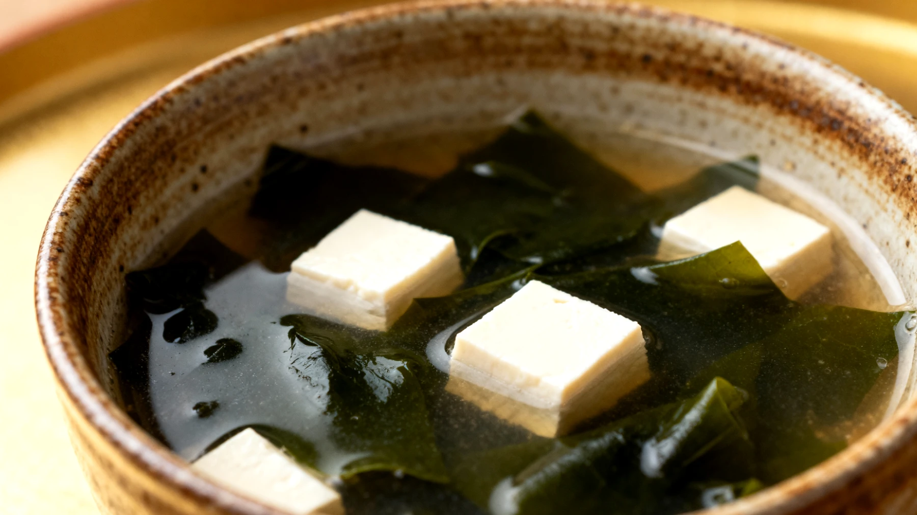 Zuppa di miso con alghe wakame e tofu"